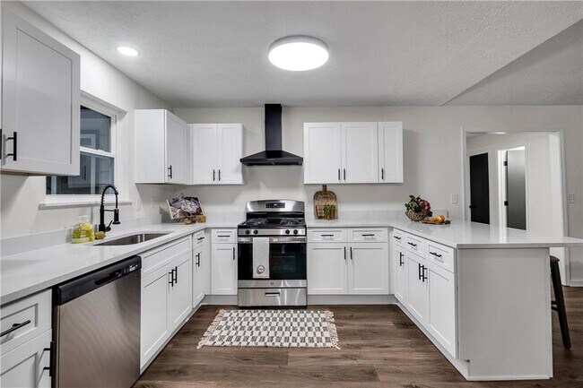 Building Photo - 6881 Hickory Hollow Dr