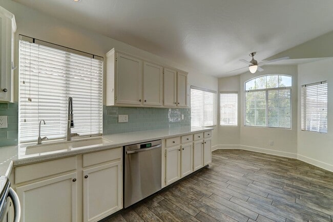 Building Photo - 2014 E Glenhaven Dr