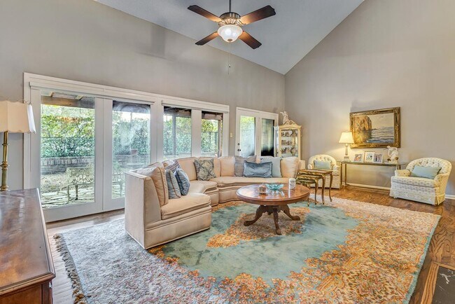 Building Photo - LUXURY 3-BEDROOM TOWNHOME IN ALAMO HEIGHTS