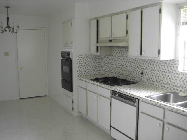 Kitchen - 959 W Nelda Rd