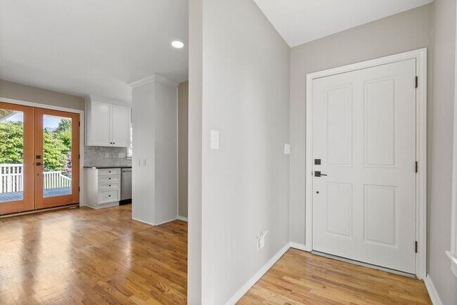 Building Photo - Sunny Air Conditioned Mercer Island Charmer!