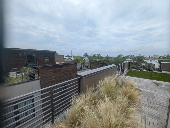 Building Photo - 3 BD / 3 BA Newer Row Home for Lease in Ha...