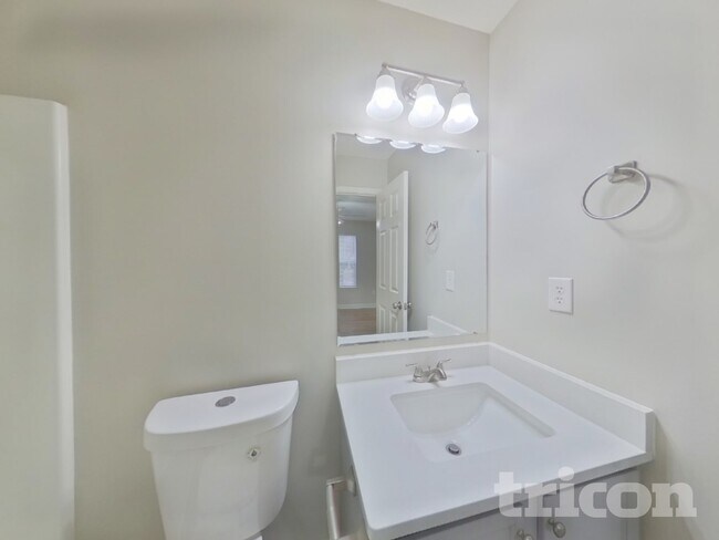 Building Photo - 919 Lakehill Rd