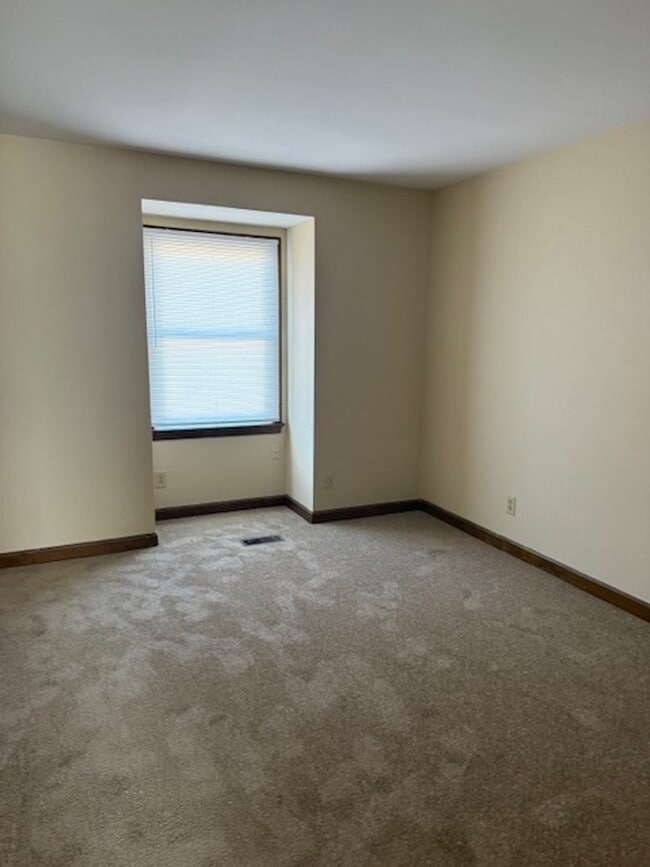 Building Photo - Three Bedroom 1.5 Bath Townhouse in Wester...
