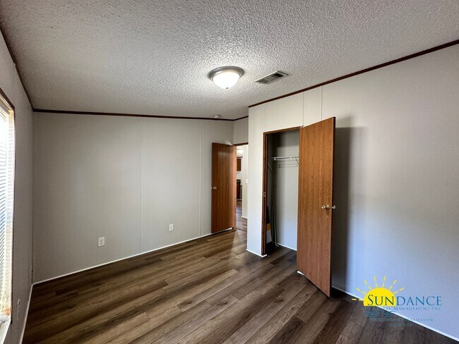 Building Photo - 3 Bedroom Home Near Both Bases