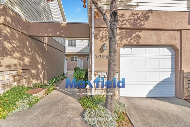 Building Photo - 3 BD 2 BA 1 GAR Townhouse - Taylorsville Utah