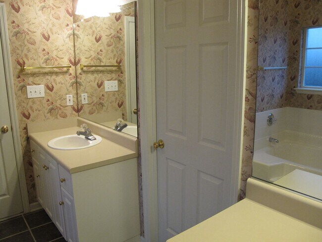 Building Photo - Spacious home in nice Evans neighborhood  ...