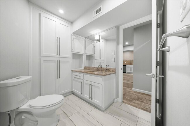 Building Photo - 6014 E University Blvd