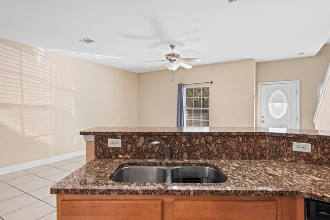 Building Photo - 528 Maple Ave