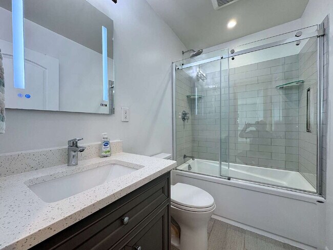 Building Photo - Stylish Updated Home Just Minutes from Downtown Raleigh!