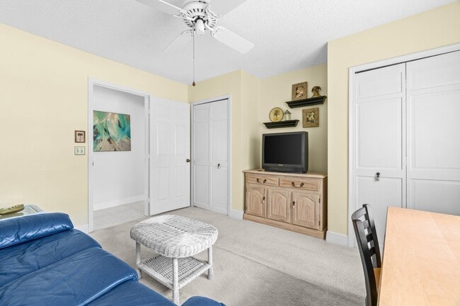 Building Photo - 10990 Greentrail Dr S