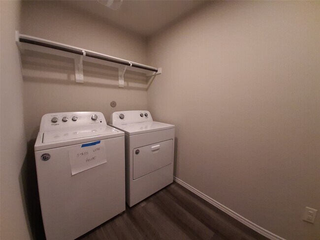 Building Photo - 9257 Inland Leather Ln