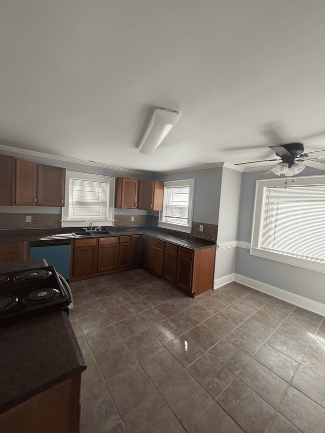 Building Photo - 2,000 square feet - Residential or Commercial Use