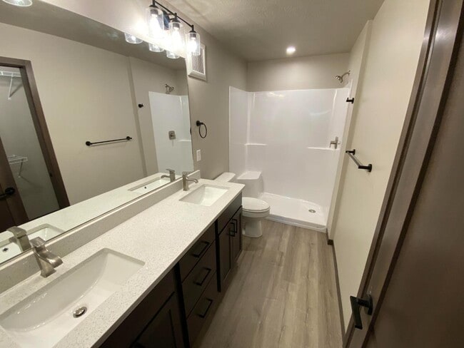 Building Photo - 218 S Elmwood Ave