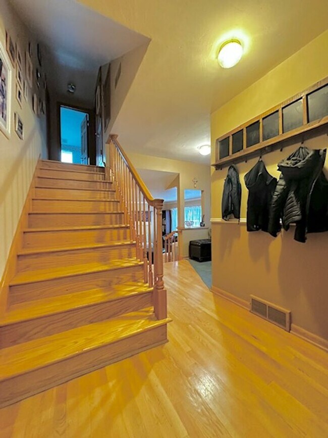 Building Photo - Beautiful / Spacious 3 Bed 3 Bath Ranch Style Single Family Home!