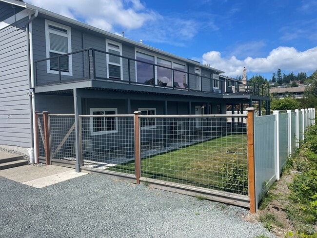 Building Photo - Spacious and Modern 3 Bedroom Sunlit Basem...