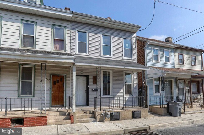 Building Photo - 825 Scull St