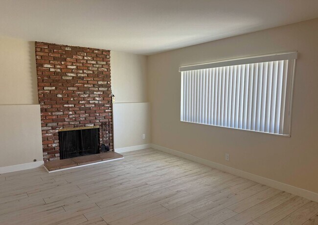 Building Photo - 623 N Rimhurst Ave