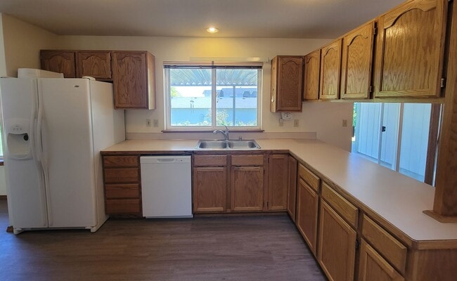 Building Photo - Prime Kennewick Location – 4 Bed, 2 Bath N...