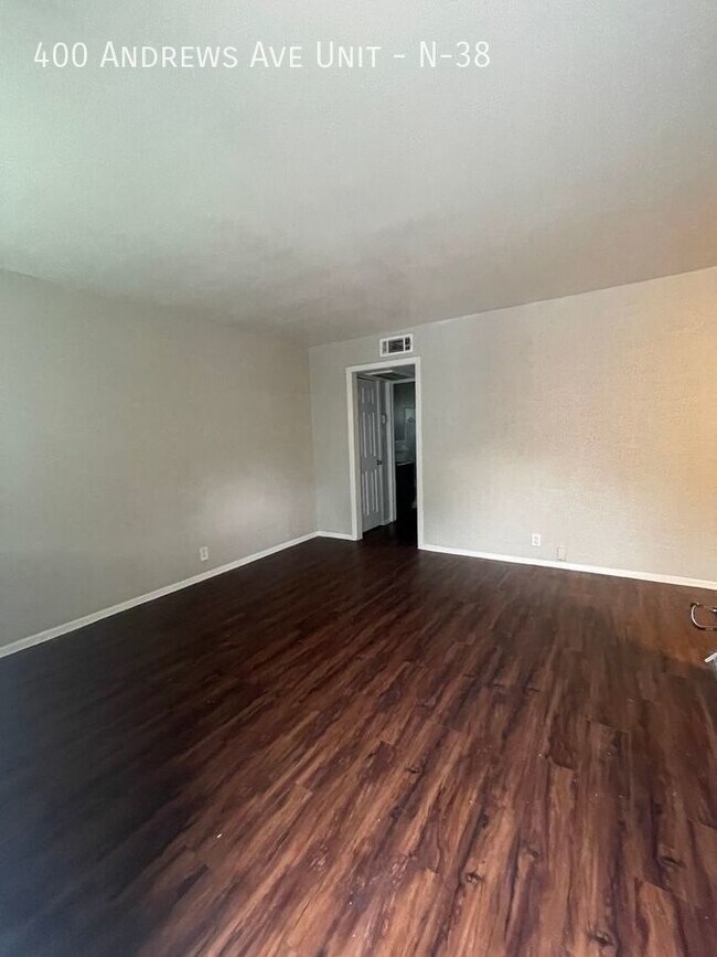 Building Photo - Ask about move in specials