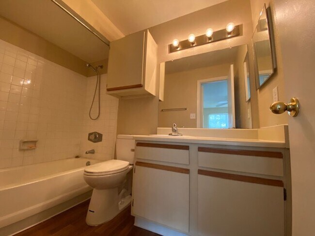 Building Photo - 2 BEDROOM 2 BATHROOM CONDO FOR RENT / REGE...
