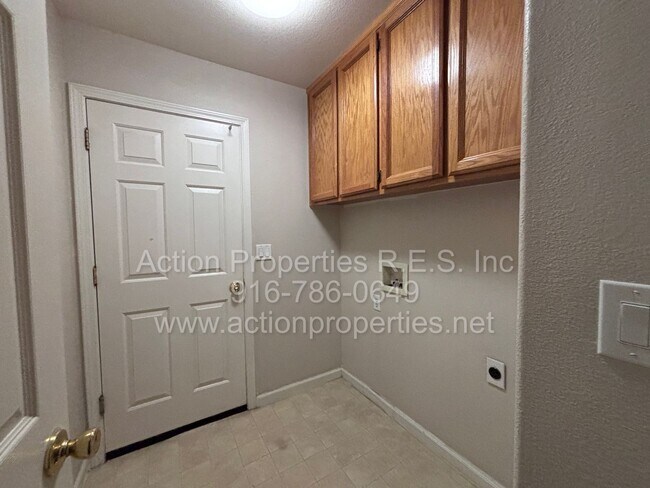 Building Photo - Updated 4 Bed, 2 Bath - 3 Car Garage - New Flooring - Close to Schools, Parks, and Shopping!
