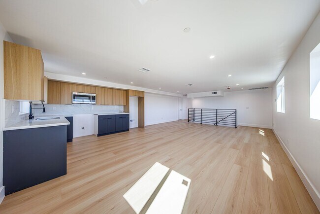 Building Photo - 1330 S Longwood Ave