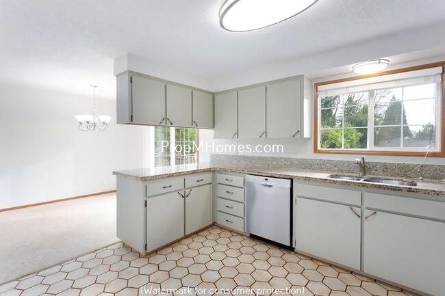 Building Photo - Spacious Four Bedroom Split-Level Home In Milwaukie!