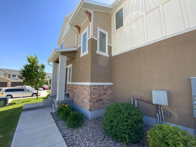 Building Photo - BEAUTIFUL!!! Herriman Townhome is a must see!!!