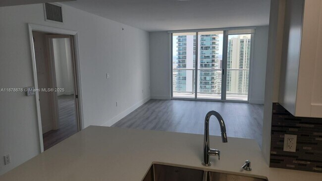 Building Photo - 1155 Brickell Bay Dr