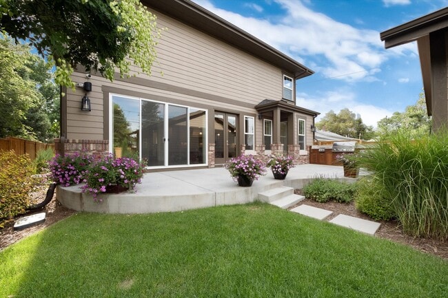 Building Photo - Furnished Home - Move in Ready!