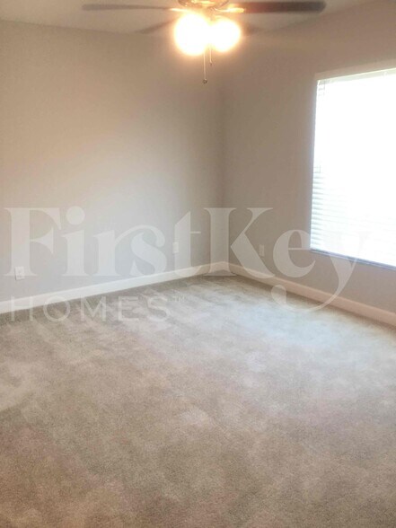 Building Photo - 328 SW Ridgecrest Dr