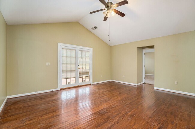 Building Photo - 3 bdrm, 2 bath in Dearborn Park