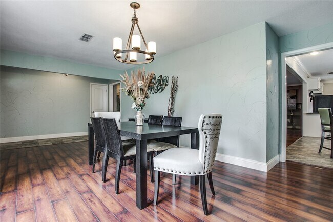 Building Photo - 2906 Sharpview Ln