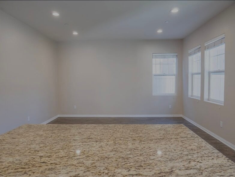 Building Photo - 520 Nile River Dr
