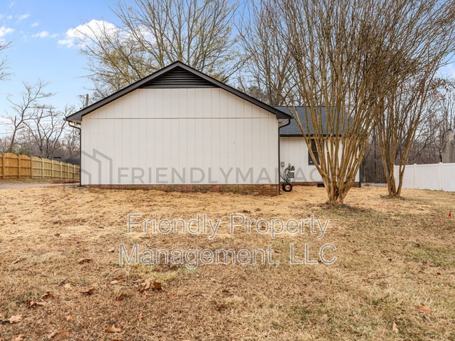 Building Photo - 2119 Dave St