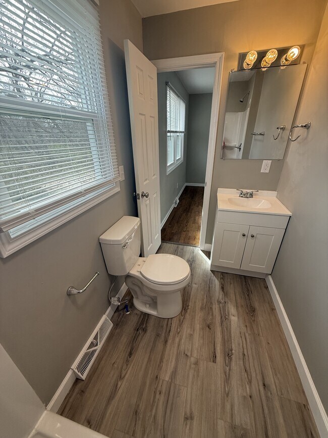 Building Photo - 732 E Culton St