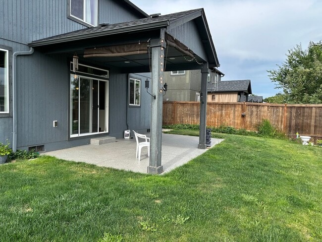 Building Photo - Newer Home In North East Albany! Nealy 250...