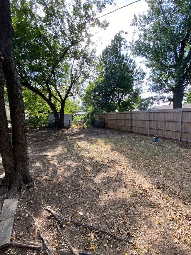 Building Photo - Cute 2 Bed 1 Bath in The Village