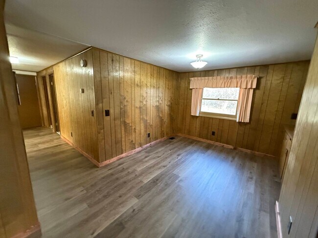 Building Photo - 4 Bed 2 Bath Home with 2 Car Garage, Large Private Fenced Yard. Lander, WY