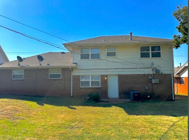 Building Photo - 309 W Vandament Ave