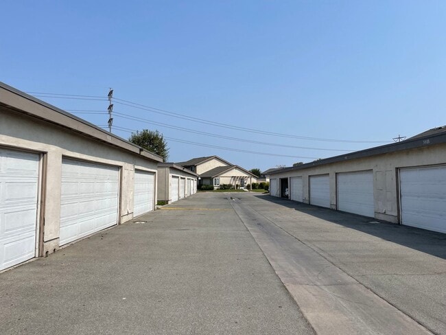 Building Photo - 3 Bed + 1.5 Bath + 2 Car Garage