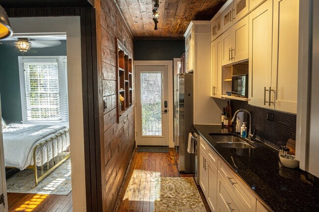 Building Photo - 309 King William St