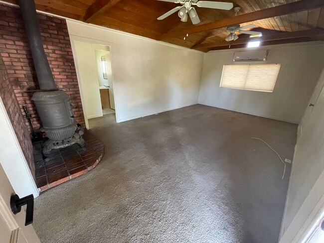 Building Photo - Cute 3 Bedroom