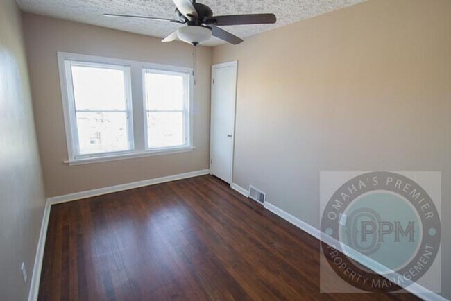 Building Photo - TRISARA 3129/3131 CASS ST