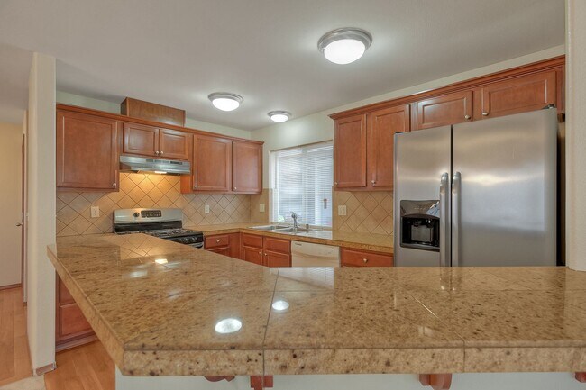 Building Photo - SOUTH SEATTLE HOME WITH YARD & 2 CAR GARAGE!