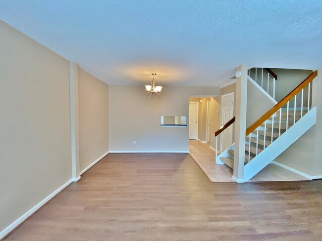 Building Photo - Amazing 2 Bedroom Townhome in Washington Square! Available 03-06-26! All Appliances Convey!