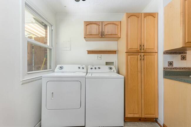 Building Photo - 4885 Oglethorpe Pl
