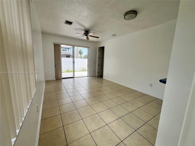 Building Photo - 4285 NE 10th Ct