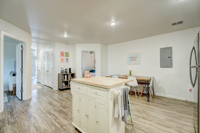 Building Photo - 4 Bedroom, 4 Bathroom in Shawnee!